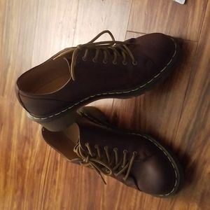 Lightly Used Dr Martens Bronwyn oxford heel size 9